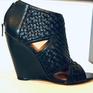 ELIZABETH AND JAMES CUTOUT WOVEN BOOTIES/BLACK/9.5